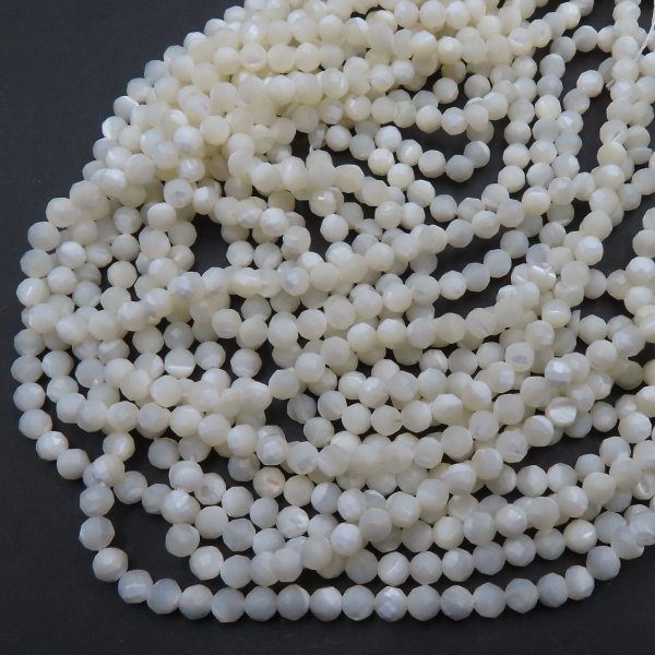 Muszla biała - fasetowane kulki 4 mm (sznur)