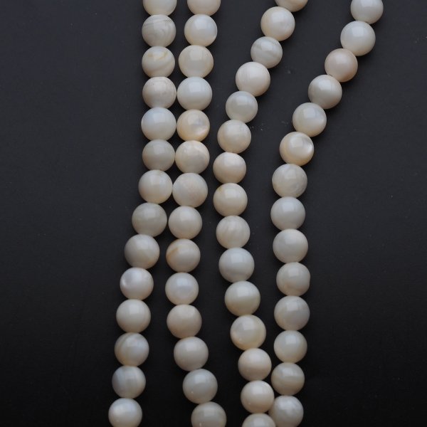 Muszla ecru - polerowane kulki 6 mm (sznur)
