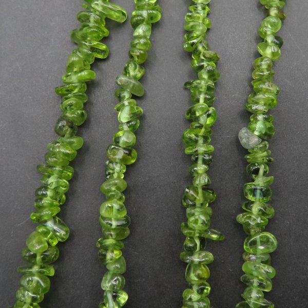 Oliwin (Peridot) sieczka surowa 5-7 mm (sznur 40 cm)