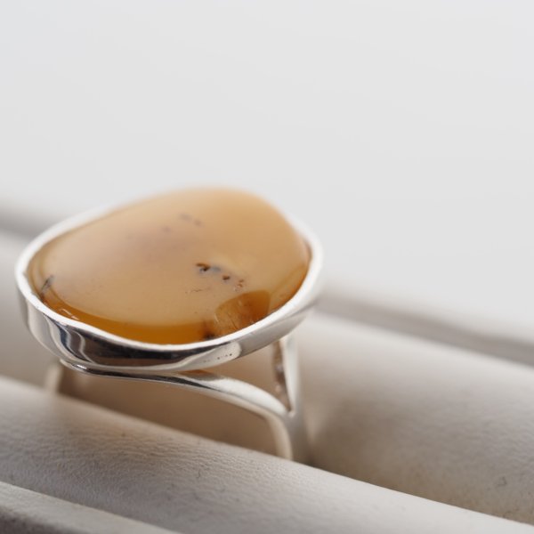 Bursztyn mleczny w srebrze - pierścionek