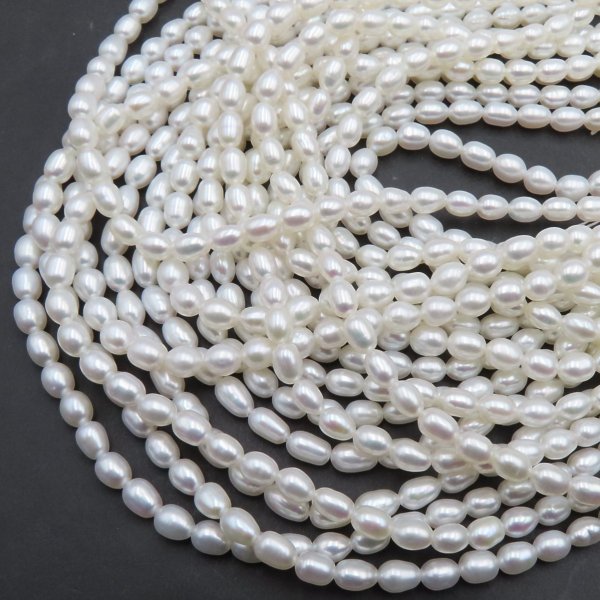 Perły Naturalne Hodowane białe ryż 4-4,5 mm nr 381 (sznur)