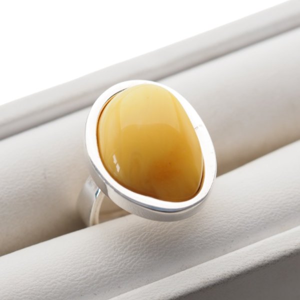 Mleczny Bursztyn i srebro - pierścionek z regulacją (rozmiar 12–16)