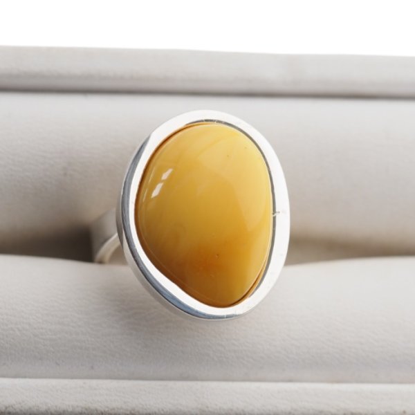 Mleczny Bursztyn i srebro - pierścionek z regulacją (rozmiar 12–16)