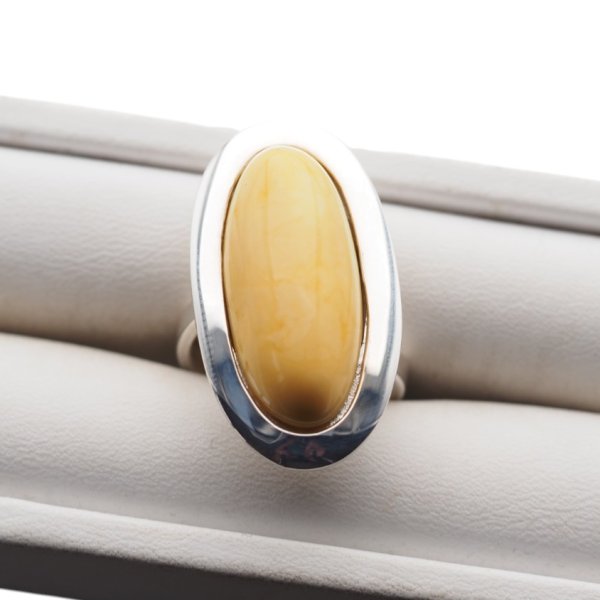 Mleczny Bursztyn owalny i srebro - pierścionek (rozmiar 14–18)