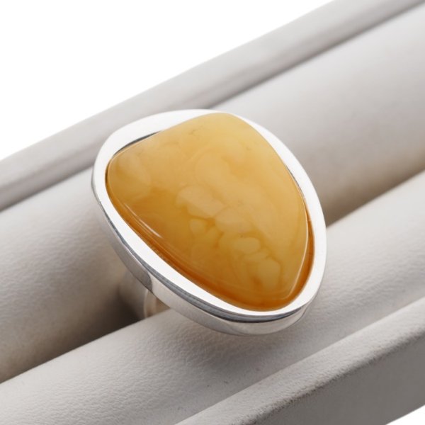 Mleczny Bursztyn trójkąt i srebro - pierścionek z regulacją (rozmiar 7–11)