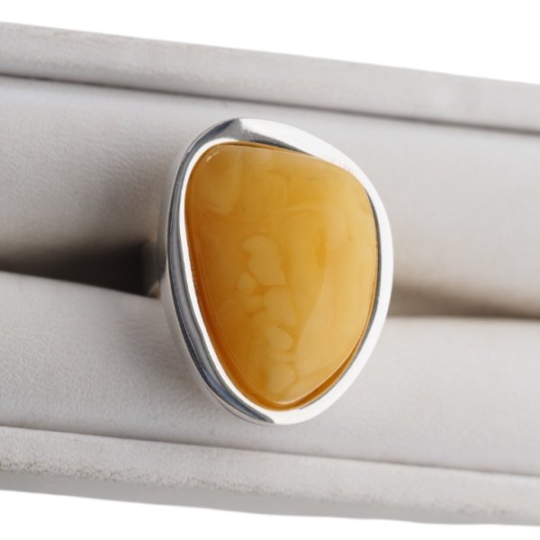 Mleczny Bursztyn trójkąt i srebro - pierścionek z regulacją (rozmiar 7–11)