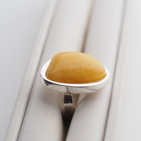 Mleczny Bursztyn trójkąt i srebro - pierścionek z regulacją (rozmiar 7–11)