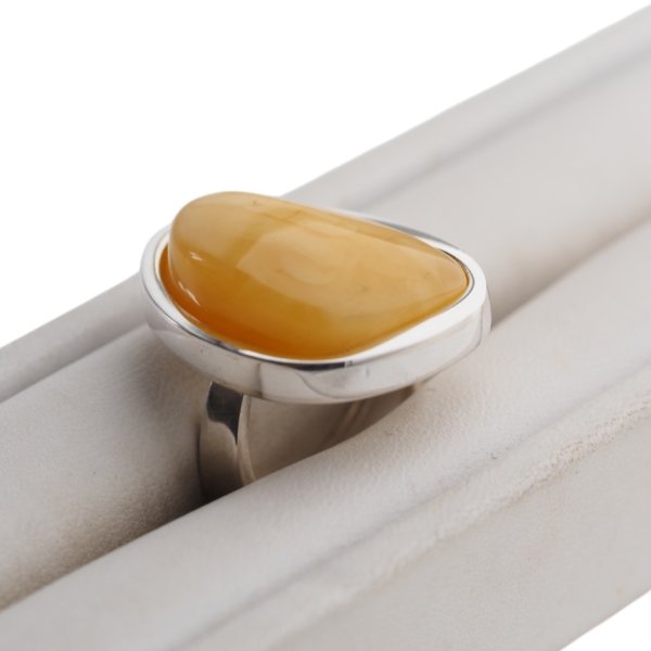 Mleczny Bursztyn trójkąt i srebro - pierścionek z regulacją (rozmiar 7–11)