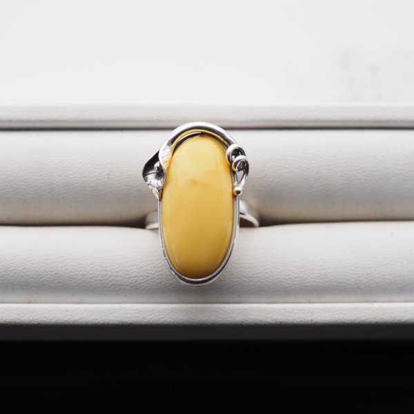 Mleczny Bursztyn w srebrze oksydowanym - pierścionek owal z liściem (Rozmiar 18) z regulacją