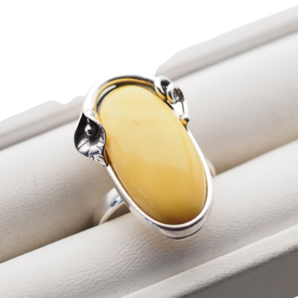Mleczny Bursztyn w srebrze oksydowanym - pierścionek owal z liściem (Rozmiar 18) z regulacją