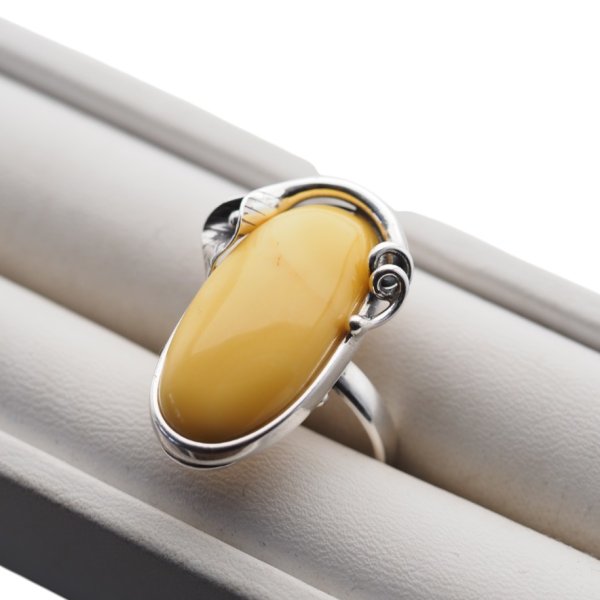 Mleczny Bursztyn w srebrze oksydowanym - pierścionek owal z liściem (Rozmiar 18) z regulacją