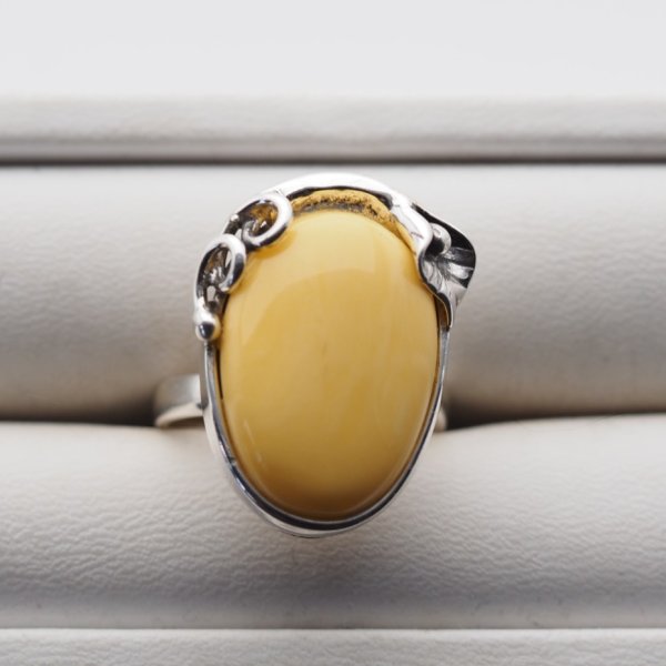 Mleczny Bursztyn w srebrze oksydowanym - pierścionek owal z liściem (Rozmiar 16) z regulacją