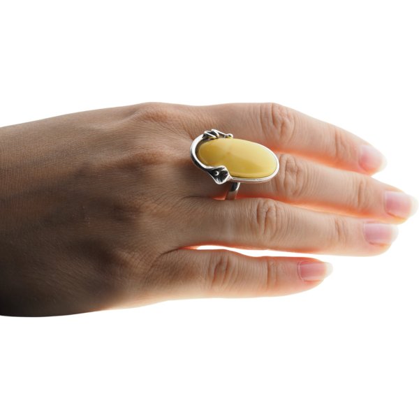 Mleczny Bursztyn w srebrze oksydowanym - pierścionek owal z liściem (Rozmiar 18) z regulacją