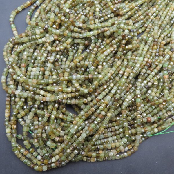 Granat Zielony fasetowany kostka 3 mm (sznur 39,5 cm)
