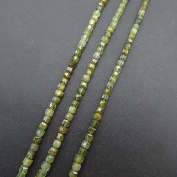 Granat Zielony fasetowany kostka 3 mm (sznur 39,5 cm)