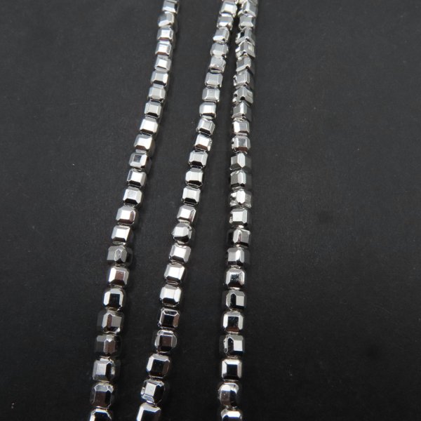 Hematyt kostka cięta 3 mm srebrny (sznur 39 cm)