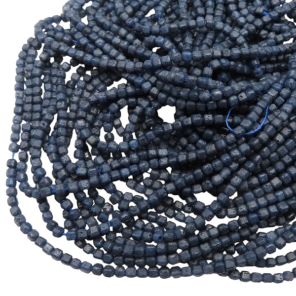 Szafir fasetowany kostki 2,5 mm (sznur)