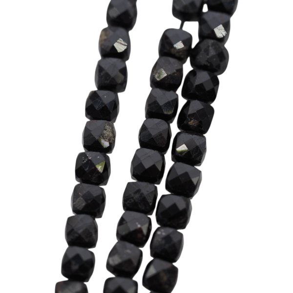 Turmalin czarny fasetowana kostka 4 mm (sznur)