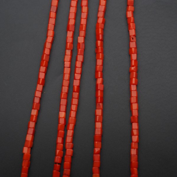 Koral czerwony kostki 3 mm (sznur 39 cm)