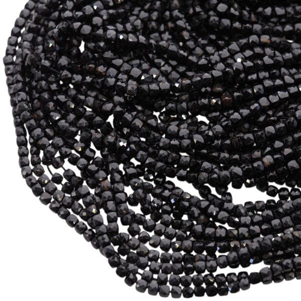 Turmalin czarny fasetowana kostka 4 mm (sznur)