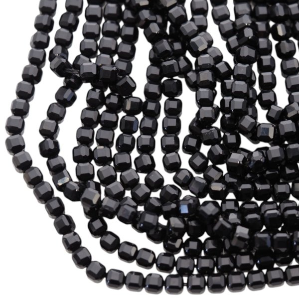 Turmalin czarny fasetowana kostka 5,2 mm (sznur 38,5cm)