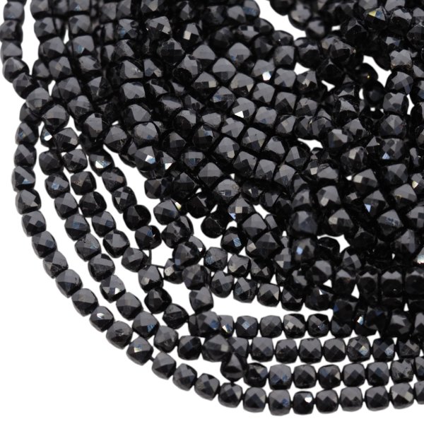 Turmalin czarny fasetowana kostka 4,7 mm (sznur 39,5cm)