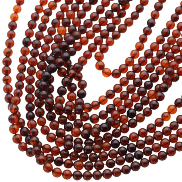 Bursztyn koniakowy polerowany kulka 5,5 mm (sznur 40 cm)