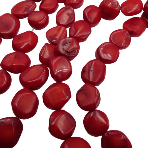 Koral czerwony kamyki płaskie 12-14x6 mm (sznur 40 cm)