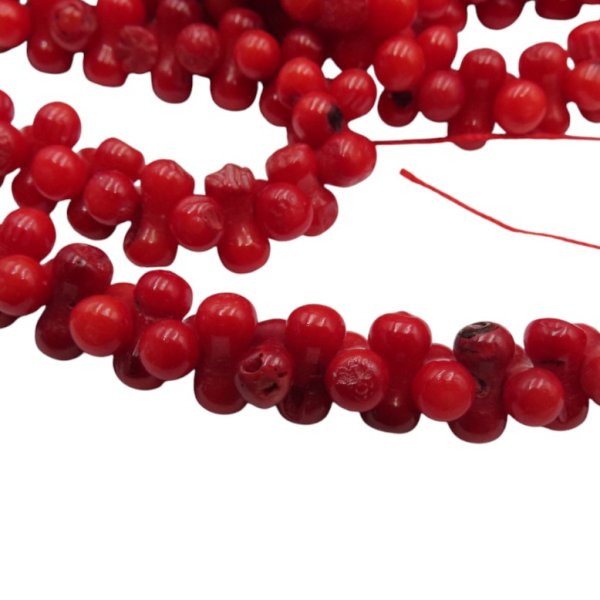 Koral czerwony kości 4x8,5 (sznur 40 cm)
