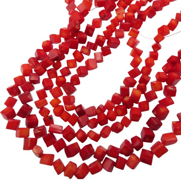 Koral czerwony kostka 5-7 (sznur 40 cm)