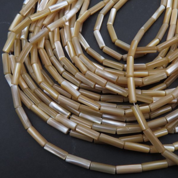 Muszla beżowa - polerowane walce 4x13 mm (sznur)