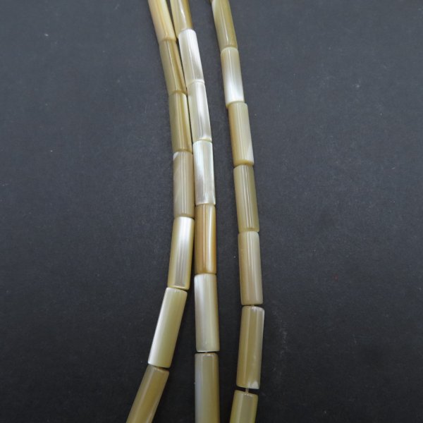 Muszla beżowa - polerowane walce 4x13 mm (sznur)