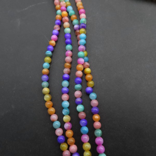 Muszla kolorowa - polerowane kulki 4 mm (sznur)