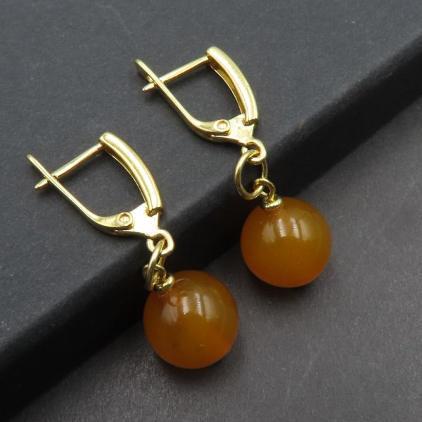 Bursztyn mleczny i srebro złocone - kolczyki kulki