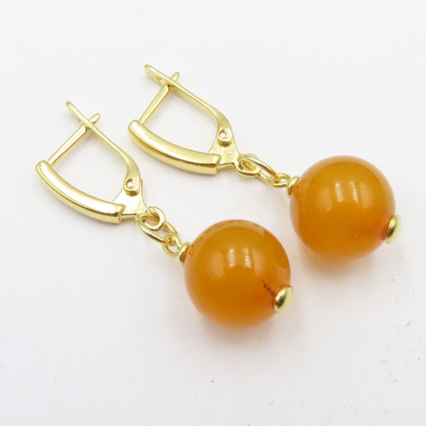Bursztyn mleczny i srebro złocone - kolczyki kulki