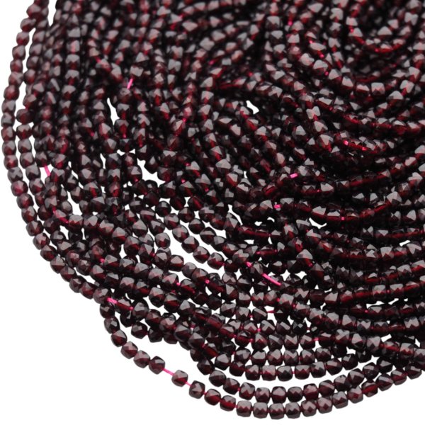 Granat fasetowany kostka 4 mm (sznur)