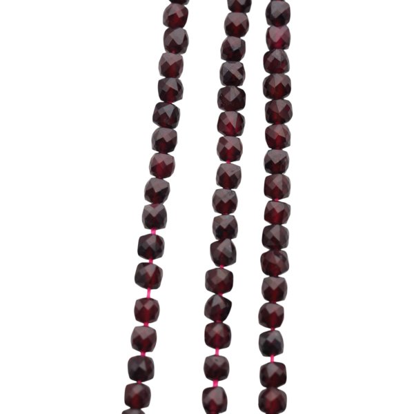 Granat fasetowany kostka 4 mm (sznur)