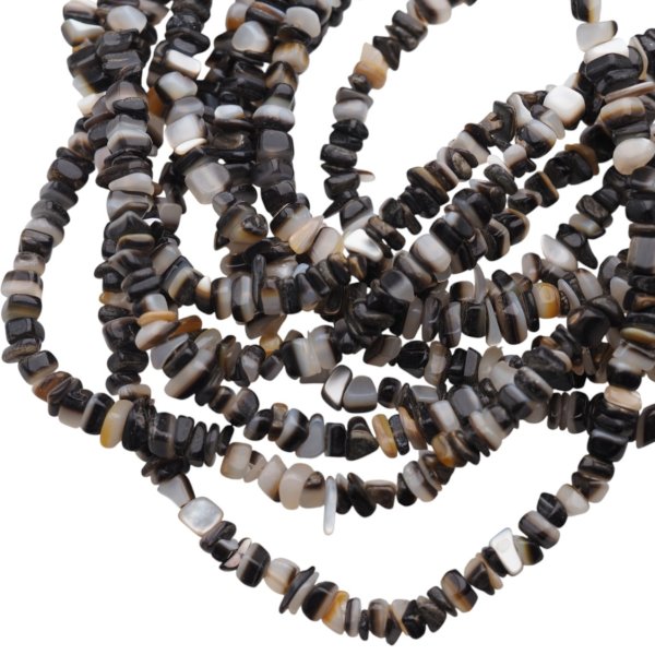 Muszla czarna - sieczka 6 mm (sznur 80 cm)