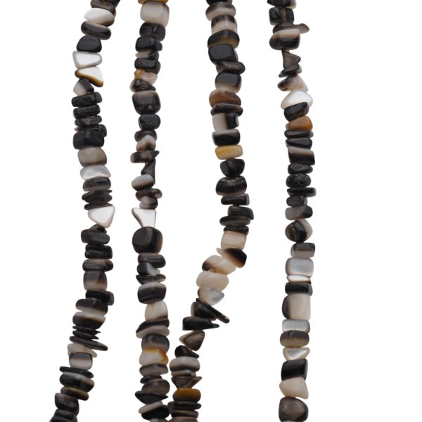 Muszla czarna - sieczka 6 mm (sznur 80 cm)