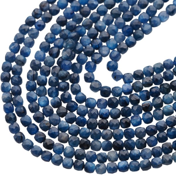Szafir fasetowany kostka 4,5 mm (sznur 38 cm)