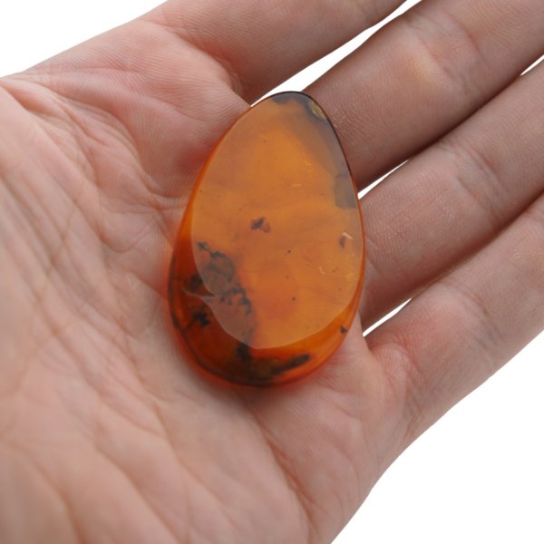 Naturalny bursztyn bałtycki – kaboszon 50x30x7 mm, miodowo-koniakowy, lekko wypukły z obu stron