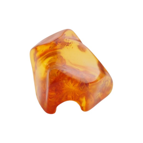 Naturalny bursztyn bałtycki z łuskami – kaboszon 22x20x20 mm, wysoki z wyżłobieniem, płaski spód