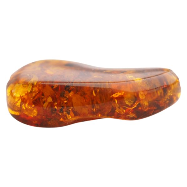 Naturalny bursztyn bałtycki z łuskami – kaboszon 31x20x8 mm, polerowany z wierzchu, surowy od spodu