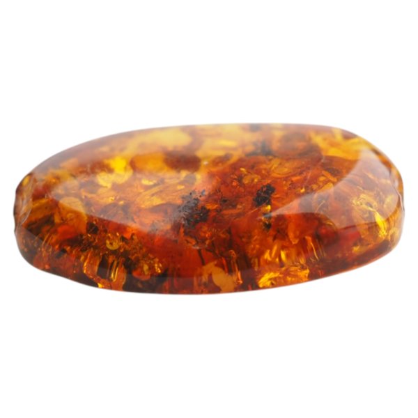 Naturalny bursztyn bałtycki z łuskami – kaboszon 31x20x8 mm, polerowany z wierzchu, surowy od spodu