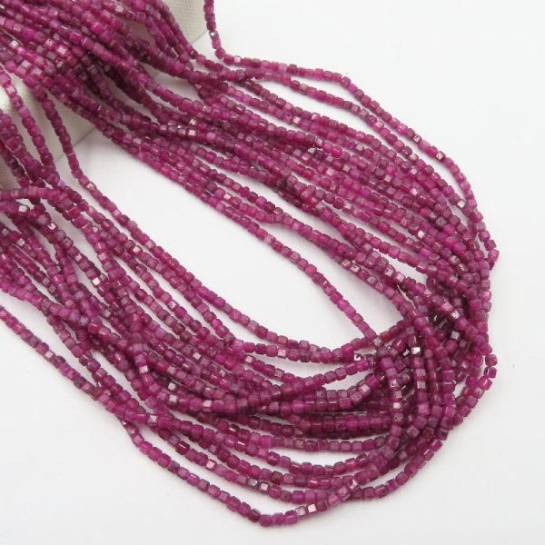 Rubin fasetowane kostki 2x2 mm (sznur)