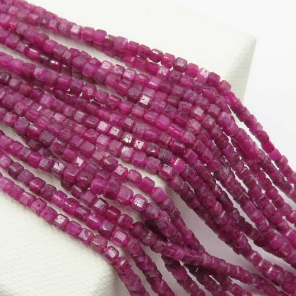 Rubin fasetowane kostki 2x2 mm (sznur)