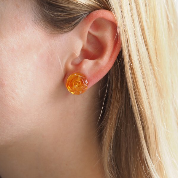 Bursztyn koniakowy, rzeźbiony i srebro złocone - kolczyki kwiatki (różne pary do wyboru)