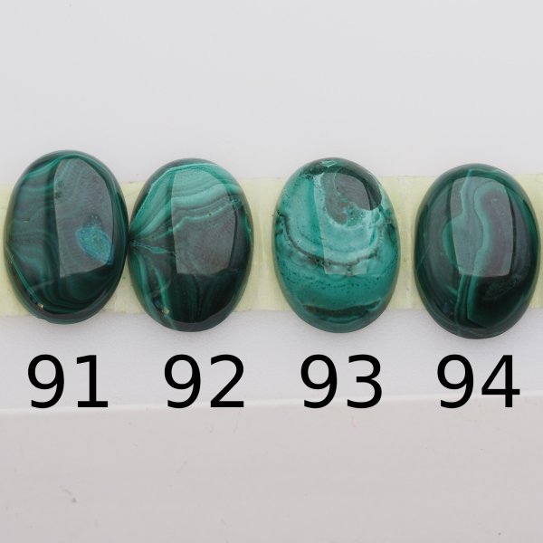 Malachit 25x18x4,5-5 mm owal (sztuka)