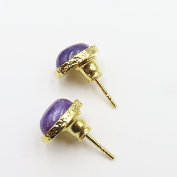 Czaroit i złocone srebro młotkowane - kolczyki sztyfty (para)