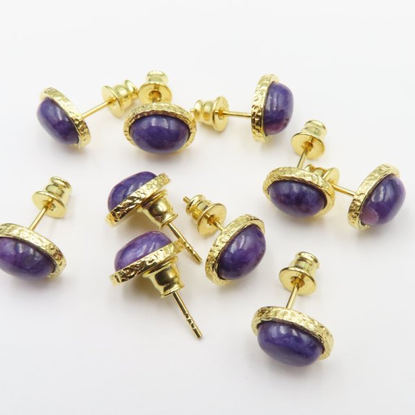 Czaroit i złocone srebro młotkowane - kolczyki sztyfty (para)